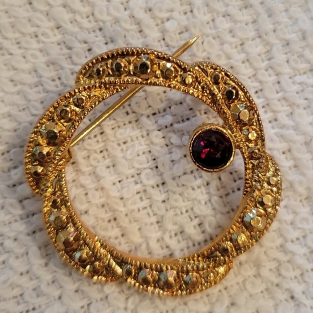 Vintage Garnet Wreath Brooch Gold Tone